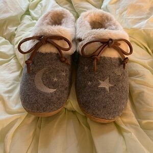 G.H. Bass & Co. Gray and Cream Cozy Slippers